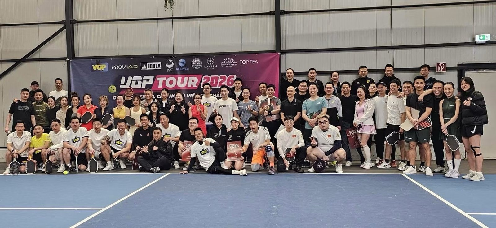 VGP Tour 2026 – Gruppenfoto mit G.N.S auf dem Sponsorenbanner